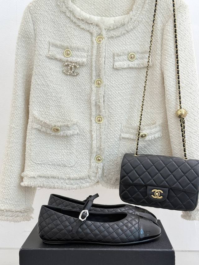 厂价 Chane* ｜小香25A春夏新品 菱格拼色平底玛丽珍鞋 优雅永不过时 简直美到犯规！ 经典菱格纹搭配拼色设计 时髦又复古 轻松拿捏法式慵懒氛围。 小圆头