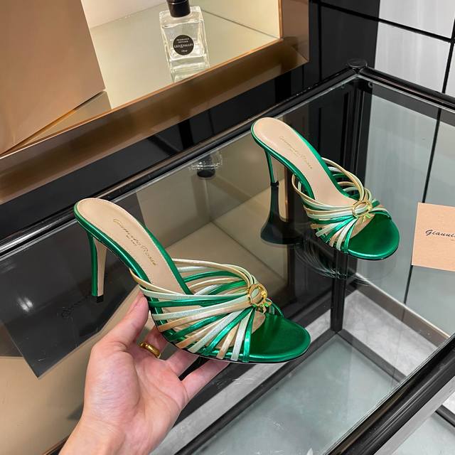 Gianvito Rossi 2025新款拖鞋 原版开发 顶级版本 代购品质 Gianvitorossi紫色金属效果 穆勒拖Wyna是采用金属效果皮革制成的 穆