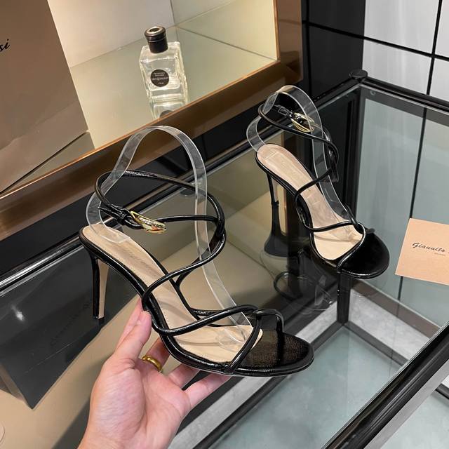 Gianvito Rossi 2025新款拖鞋 原版开发 顶级版本 代购品质 这双细带高跟圆跟拖鞋，简直是夏日的绝佳伴侣！纤细的带子轻轻环绕脚踝，宛如温柔的拥抱