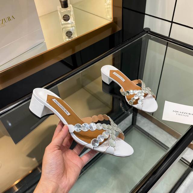 Aquazzura 新款拖鞋 顶级版本 代购品质 这款中跟拖鞋搭配大圆钻粗跟鞋水钻。大圆钻闪耀夺目，如同一颗颗璀璨的星星落在鞋面上。粗跟设计不仅稳当，还增添了一