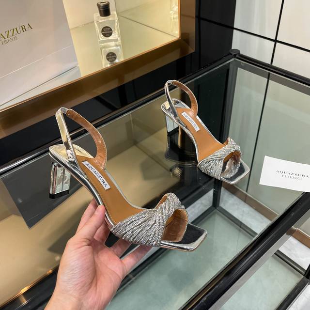 Aquazzura 新款拖鞋 顶级版本 代购品质 这双施华洛奇水钻高跟凉鞋，简直是钻光璀璨的梦幻之履！满满的水钻，如同繁星汇聚，闪耀着令人目眩神迷的光芒。每一颗