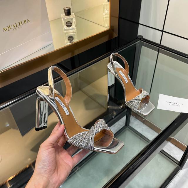 Aquazzura 新款拖鞋 顶级版本 代购品质 这双施华洛奇水钻高跟凉鞋，简直是钻光璀璨的梦幻之履！满满的水钻，如同繁星汇聚，闪耀着令人目眩神迷的光芒。每一颗
