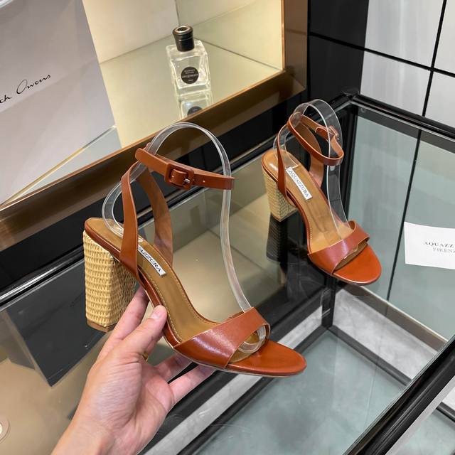 Aquazzura 2025新款凉鞋 顶级版本 代购品质 原版开模定制高跟凉鞋太绝啦。粗跟设计让走路超稳，完全不累脚，交叉带一整个修饰脚型，显得脚超美。穿上它，