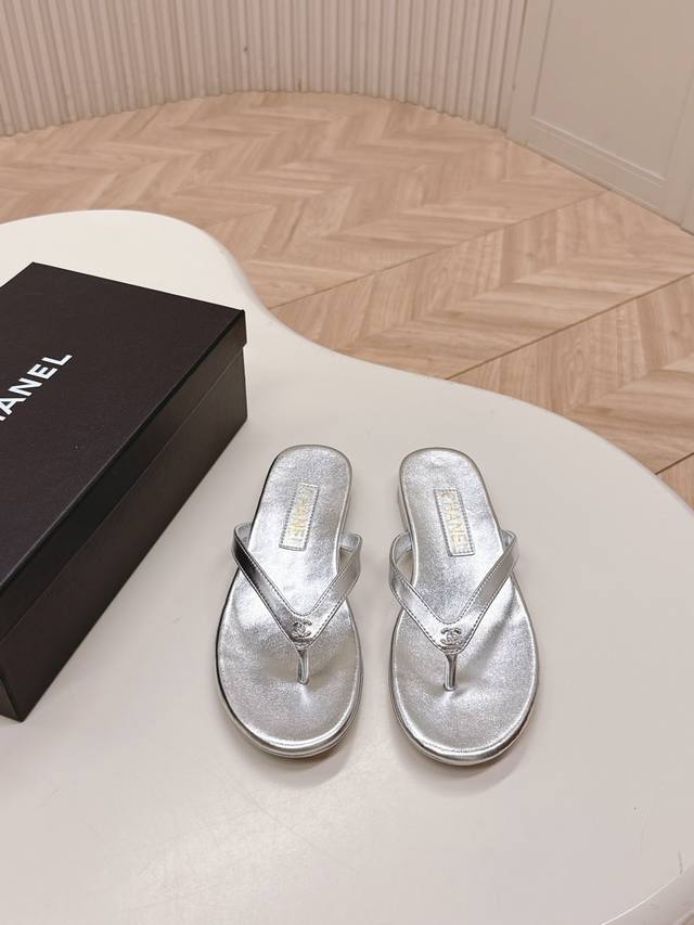 出 Chanel Ss25New Arrival～ 小香25春夏人气爆款拖鞋 全羊皮 搭配迷你双C钻扣 简约精致，时髦满分 意大利真皮大底 Size 35-41