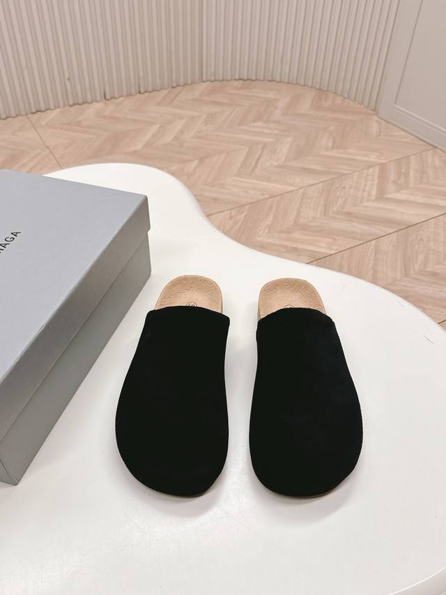 出 Balenciaga巴黎世家Scholl联名款木塞底拖鞋凉鞋 勃肯半拖鞋 脚感也很舒服，原版皮面 随便简便穿搭 穿祙子简直不要太好看了 原版大底35-40