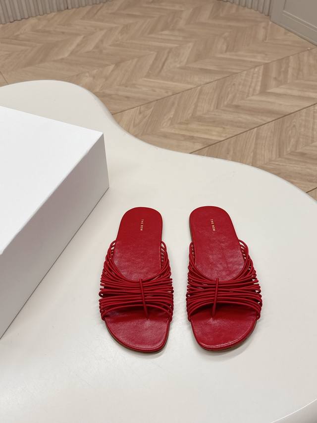 出 The Row25S夏季新品 编织懒人拖鞋 个性编织的设计风格 日常随心搭配都无敌好看！ 上脚也是很时尚软糯糯的 夏日旅行必备神器！ 鞋面采用羊皮 内里采用