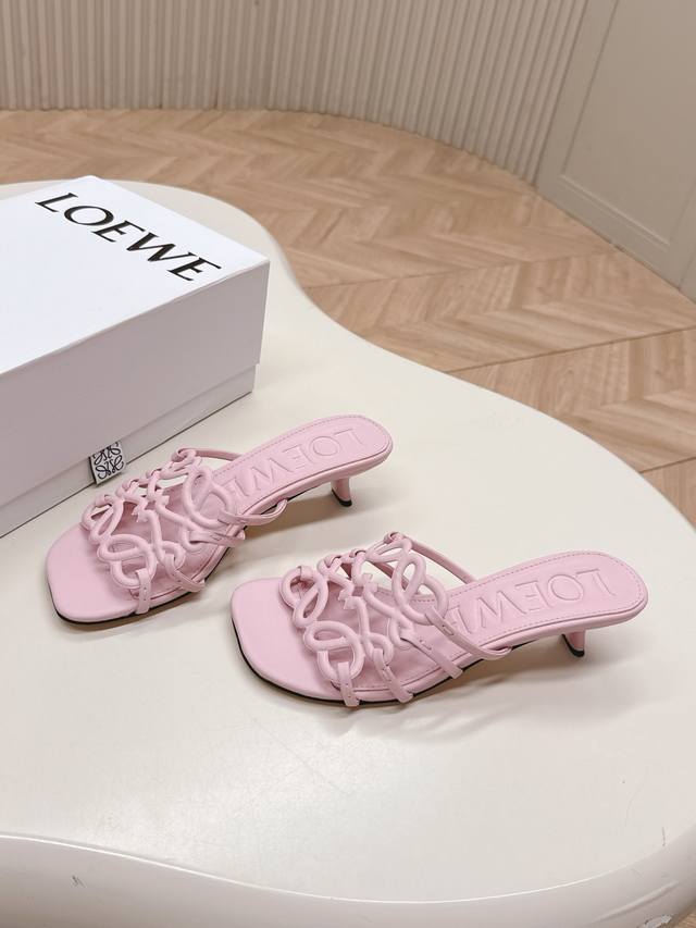 出 高跟款 Loewe 罗意威 25Ss 春夏新品 拖鞋 疯狂种草简约设计感觉更干净优雅 让你念念不忘 颜色也很耐看漂亮，上脚瞬间气质十足气场，简直无敌帅气有型