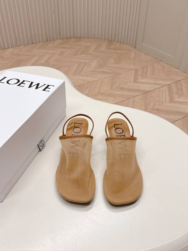 出 最新罗意威Loewe 25Ss夏季限定冰丝网拖鞋，真正空调鞋，加若隐若现的美感，上脚真的太美了！！！强烈推荐，超级懒人时装拖，三种穿法，明星博主同款！ 面料