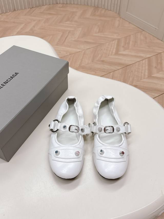 出 Balenciag*25S春夏新款芭蕾舞鞋巴黎世家非常经典的铆钉设计，小猫跟非常性感，搭配铆钉的狂野自我！不羁风格满满，内里鞋面的特殊天然纹路清晰细腻，有一