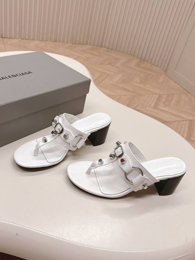 出 Balenciaga 朋克风凉鞋系列 高跟款 巴黎世家特有的铆钉元素 对版高订牛皮面料，羊皮内里，意大利 进口真皮大底 35-39 40.41订做不退换