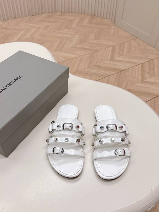 出 Balenciaga 朋克风凉鞋系列 平底款 巴黎世家特有的铆钉元素 对版高订牛皮面料，羊皮内里，意大利 进口真皮大底 35-39 40.41订做不退换