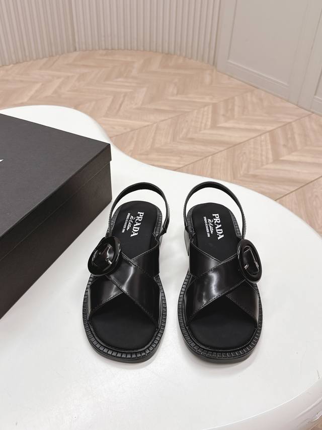 出 高版 Prada Ss25 春夏新款后空凉鞋 鞋面擦色复古！交叉后空搭配圆圈金属扣饰，粗跟配上橡胶底有点小重，但绝对的耐造～ 上脚搭配个袜子穿真的无敌好看，