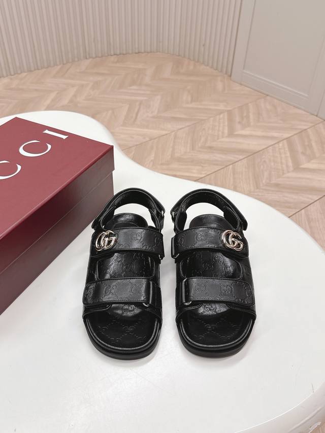 出 高版 Gucci 古驰 春夏新款 Gg压纹魔术贴平底凉鞋 沙滩休闲女士凉鞋 现代设计美学探索独特匠心之路，巧妙融合品牌经典元素与备受喜爱的品牌标识。这款凉鞋