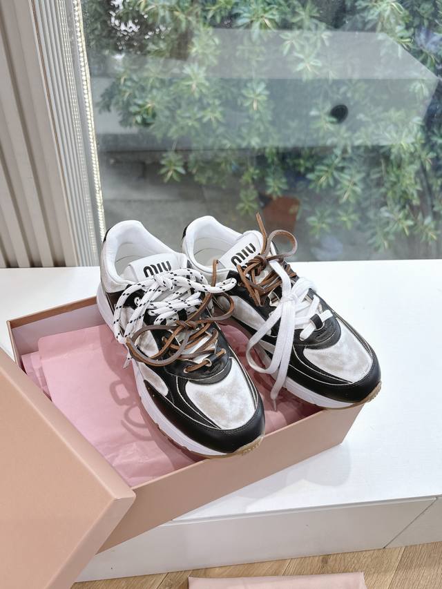 G027出货快所见即所得代购级别Miu Miu 25Ss 缪缪春夏新款老爹鞋乐福鞋搭配制服，风行美国校园。学生为抗议校内着制服的规定，便将一枚硬币嵌入鞋身皮革饰
