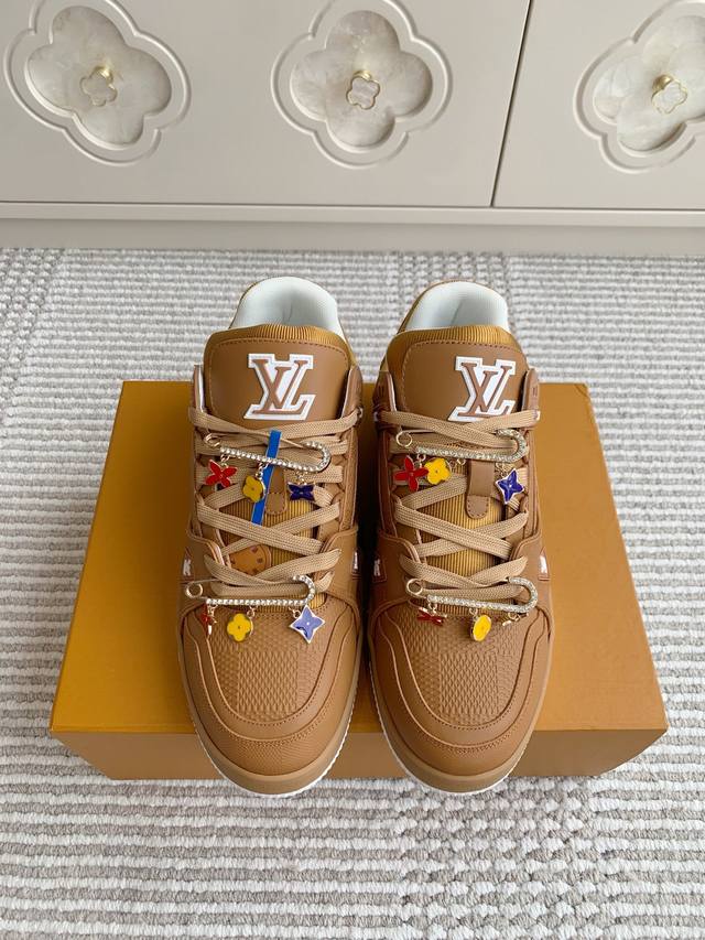 配饰+50 全新版面 Lv Trainer路易威登 驴家厚底运动鞋 滑板鞋 情侣款 原版购入开发 做货 本款Lv Trainer 运动鞋选用牛皮革塑造繁复鞋面，