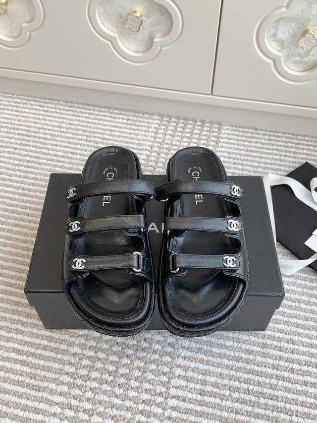 代购级Chane*小香 25新品魔术贴Cc钻扣厚底凉拖鞋 终于改版啦！从硬硬的真皮底改成发泡底，超级轻便舒服！喜欢的终于可以放心入手啦！醒目而不浮夸的设计，超日