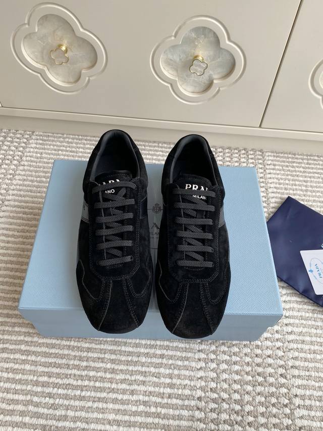 批女 男 Prada 普拉达 25Ss 春夏新款系带休闲运动鞋 德训鞋 精工制造 缝线均匀 皮质质感一览无余 多色拼接 时尚大方 柔软舒适透气 鞋舌饰有经典字母