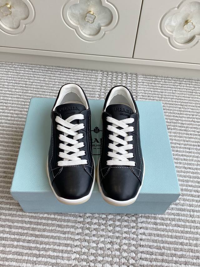 Prada 普拉达 25Ss 春夏新款系带休闲运动鞋 德训鞋 精工制造 缝线均匀 皮质质感一览无余 多色拼接 时尚大方 柔软舒适透气 鞋舌饰有经典字母Logo