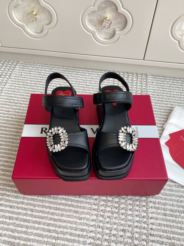 Roger Vivier2025专柜橱窗新款Rv时尚厚底水钻扣休闲魔术贴凉鞋 本款凉鞋以纳帕皮革制成，鞋面点缀闪耀钻扣，内底嵌以心形图案，裹皮革坡跟设计尽显高挑