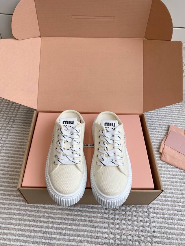 原版飞机盒 代购级Miumiu缪缪丹宁牛仔厚底饼干鞋 穆勒拖鞋 松糕运动鞋 这款运动鞋诠释了Miumiu的经典风格。以水洗丹宁牛仔勾勒的廓形点缀刺绣字母徽标，搭