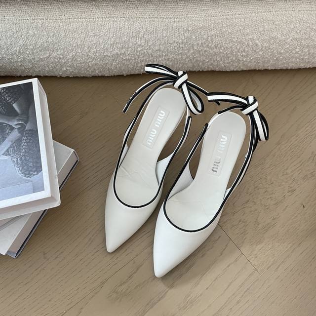 Miu Miu24新款尖头浅口单鞋 Miumiu的高跟鞋太会拿捏人心啦，属于是万年都不过时系列 小圆头设计小巧又甜美，上脚舒适，日常搭小裙子就是温柔又气质呢~少