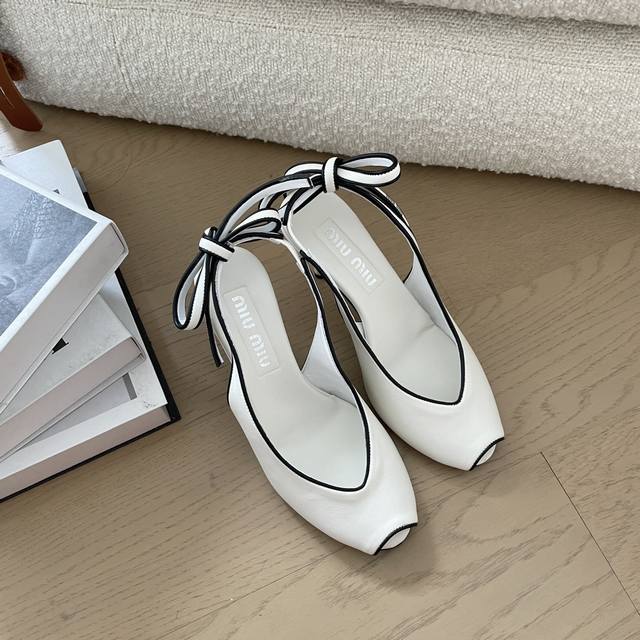 Miu Miu24新款尖头浅口单鞋 Miumiu的高跟鞋太会拿捏人心啦，属于是万年都不过时系列 小圆头设计小巧又甜美，上脚舒适，日常搭小裙子就是温柔又气质呢~少