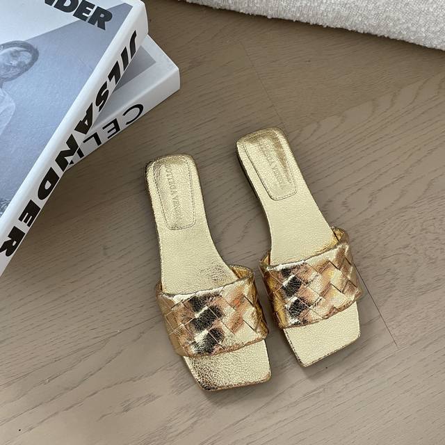 葆蝶家Bottega Veneta Bv 是当今时尚圈翻身最成功的品牌，除了包款卖翻天外，葆蝶家的鞋履也不容忽视！小贾斯汀的太太Hailey Bieber身为当