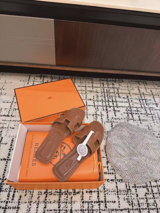 代购级 Hermes 25Ss爱马仕春夏经典款 男款H拖鞋 经典H拖，每个夏天必入的款式！愿望List必收款之一！日常穿搭，还是出去旅游什么的，真的逼格不要太高