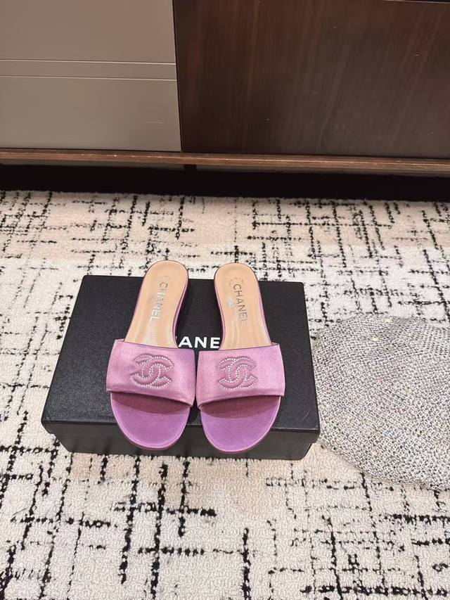 代购级 Chanel 25Ss 春夏拖鞋 系列 香奈儿 国内国外专柜断货王，找遍国内专柜心心念念终于到手 第一眼开箱看到实物让我太惊讶了，太喜欢了呼吁闺蜜们组团