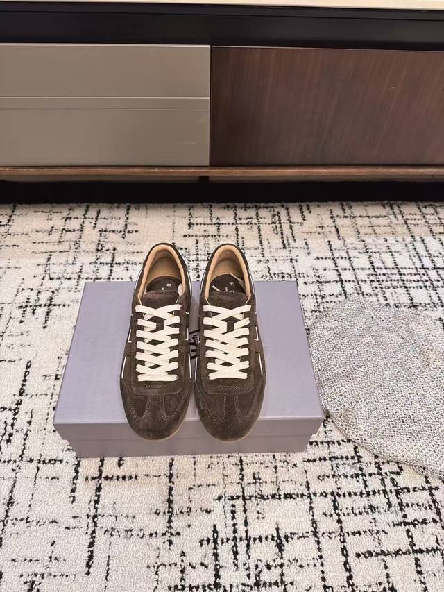 代购级 Hogan 25春夏新品 阿甘鞋、德训鞋、复古休闲运动鞋 小红书好物分享；实在是太美太好穿太舒服太百搭啦 鞋子很轻便，逛街暴走户外运动零压力，配裙子裤子
