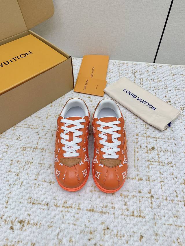 出厂 高版本 Lv情侣同款球鞋，穿上就是时髦精 这款 Footprint Soccer 运动鞋于2025春夏系列时装展中亮相，是Pharrell William