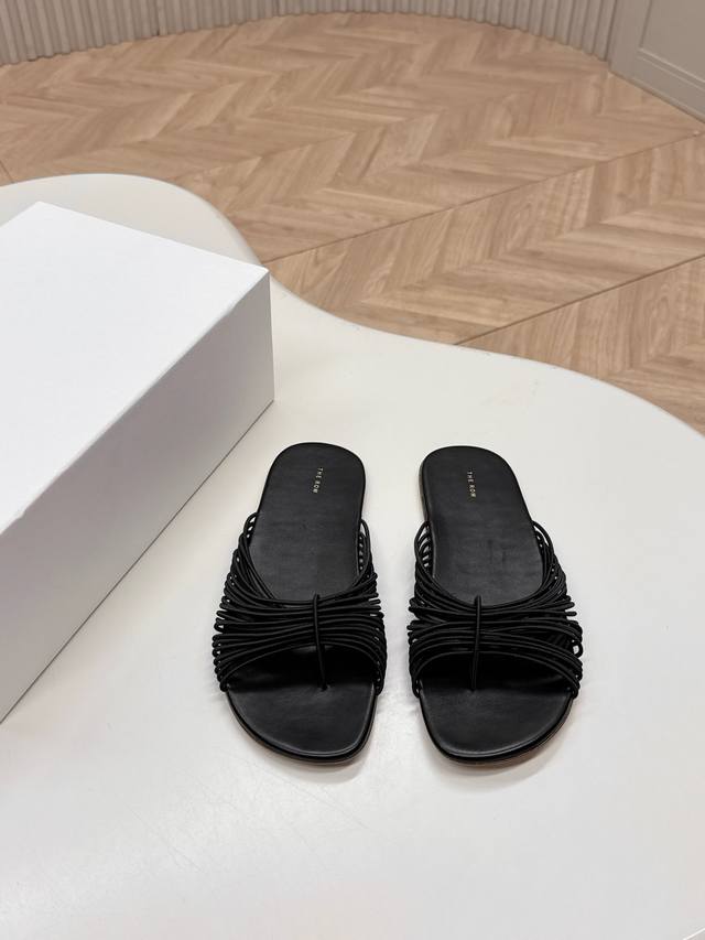 The Row25S夏季新品 编织懒人拖鞋 个性编织的设计风格 日常随心搭配都无敌好看！ 上脚也是很时尚软糯糯的 夏日旅行必备神器！ 鞋面采用羊皮 内里采用混种