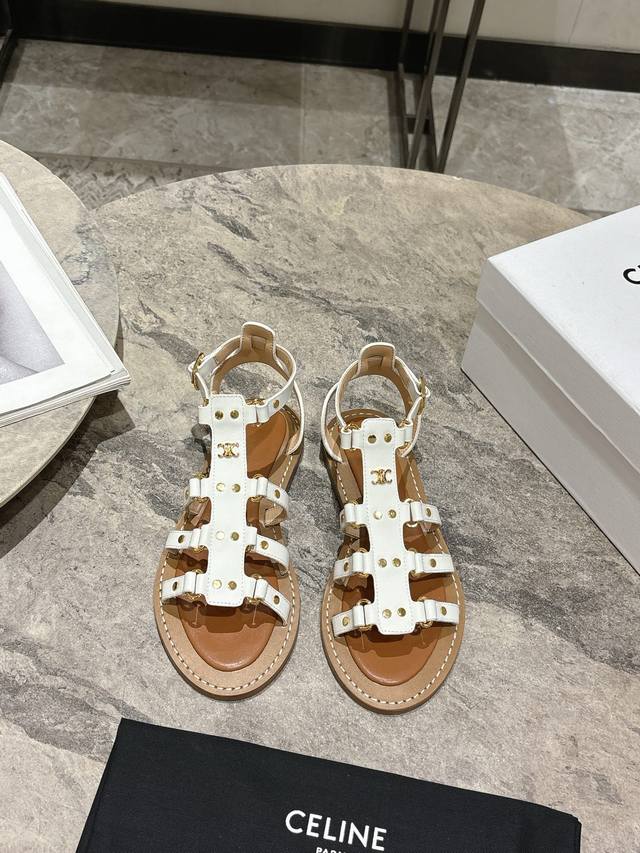 Celine 思琳春夏最新款复古凯旋门时髦凉鞋夏天搭配袜子 简直绝绝子了复古的点上带上了满分时髦感颜值 绝原版购入开发 依旧最高输出还原原版定制复古感胎牛皮、内