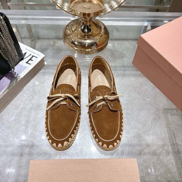 出厂 Miu Miu 新款新色鸡眼平底豆豆鞋 缪缪Miumiu 走秀新款 超级舒适的草编乐福鞋 豆豆鞋 复古时尚 一脚蹬 简约高级 随意搭配 上脚非常舒适年度必