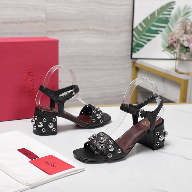 顶级代购版本 2025 Valentino 华伦天奴 重工艺蘑菇钉搭配鸡眼装饰 原版购入1:1顶级复刻！精致的楦型设计，侧身弧线完美！精选意大利进口A级真皮大底