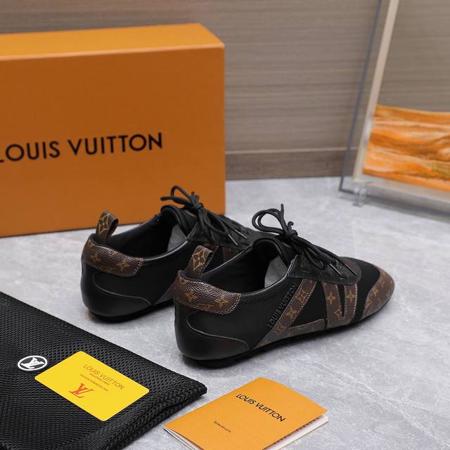 原版一比一开发！ Lv Sneakerina 25年最新款 男女同款 德训鞋，百搭暴走鞋！ Lv Footprint Soccer 芭蕾运动鞋是 Pharrel
