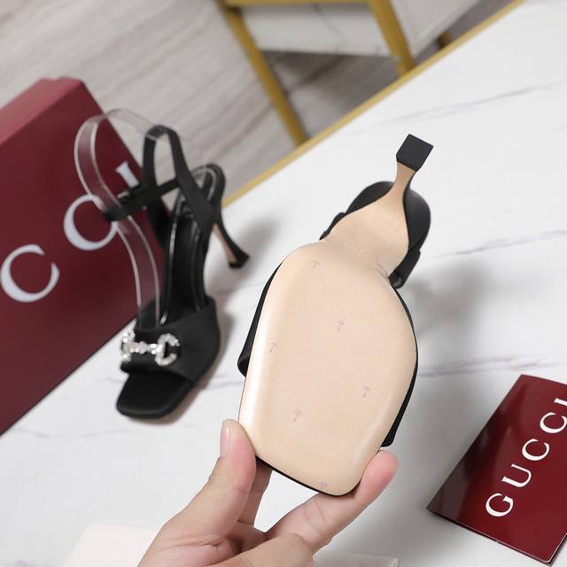 顶级版本 Gucci 25S春夏新品水钻糖果色 后带凉鞋高跟 G家在体现高级感这块 总让人大写的服气 看起来蛮简单的款式 但上脚就莫名很高阶 非常性感 让你轻松