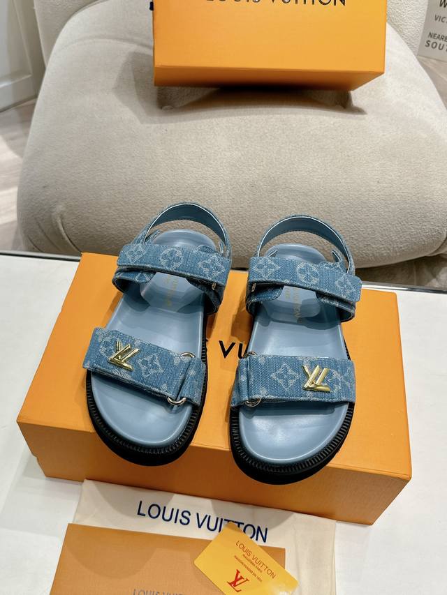 拖鞋 凉鞋 Louis Vuitton 路易威登女士 新款凉鞋 Lv Sunset Comfort平底凉鞋以精致拉菲草鞋面道出手工艺格调，搭配韧性鞋垫和轻盈微型