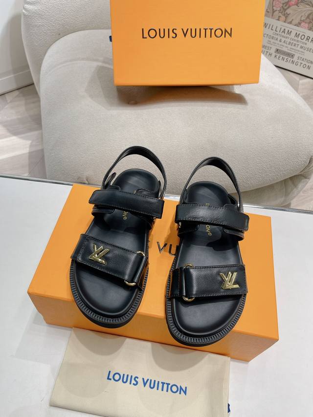 薄底 Louis Vuitton 女士 新款凉鞋 L平底凉鞋以精致拉菲草鞋面道出手工艺格调，搭配韧性鞋垫和轻盈微型外底，营造舒适惬意的穿着体验。魔术贴鞋带之一的