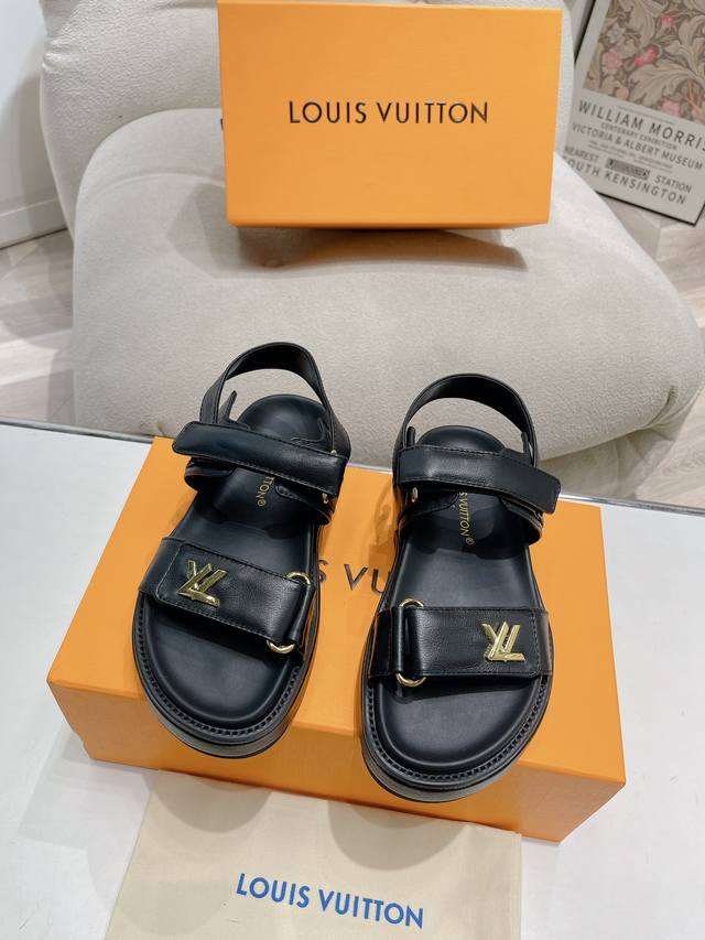 厚底 Louis Vuitton 新款凉鞋 平底凉鞋以精致拉菲草鞋面道出手工艺格调，搭配韧性鞋垫和轻盈微型外底，营造舒适惬意的穿着体验。魔术贴鞋带之一的 Lv标