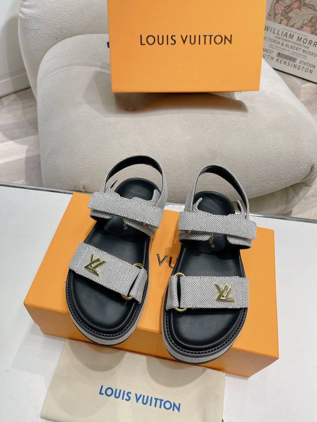 厚底 Louis Vuitton 女士 新款凉鞋T平底凉鞋以精致拉菲草鞋面道出手工艺格调，搭配韧性鞋垫和轻盈微型外底，营造舒适惬意的穿着体验。魔术贴鞋带之一的