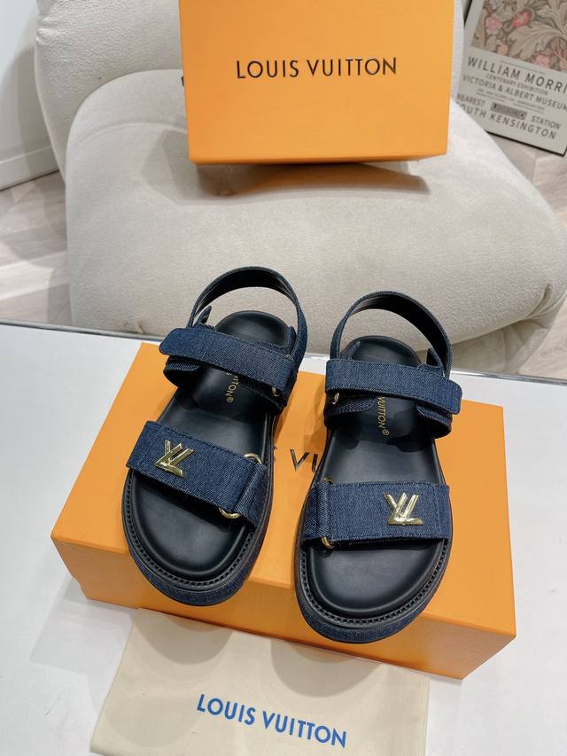 厚底 Louis Vuitton 女士 新款凉鞋 T平底凉鞋以精致拉菲草鞋面道出手工艺格调，搭配韧性鞋垫和轻盈微型外底，营造舒适惬意的穿着体验。魔术贴鞋带之一的