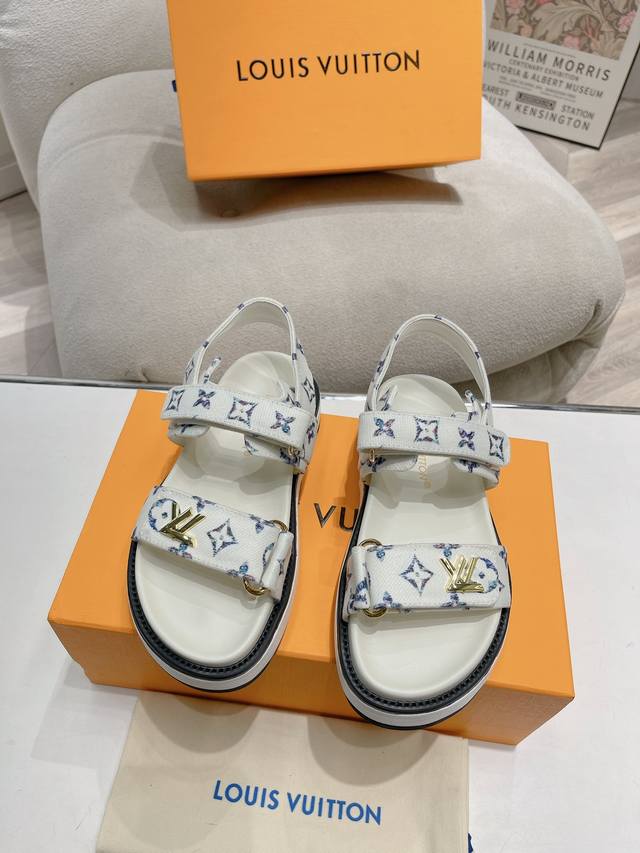 厚底 Louis Vuitton 女士 新款凉鞋 平底凉鞋以精致拉菲草鞋面道出手工艺格调，搭配韧性鞋垫和轻盈微型外底，营造舒适惬意的穿着体验。魔术贴鞋带之一的