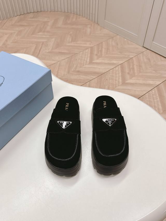 出 最新系列！Prada 普拉达2025春夏新款厚底凉鞋 三角扣面包包头半拖鞋 最新走秀系列 经典升级 舒适度与时髦度并存 每个颜色搭配都好看，设计搭配不同风格