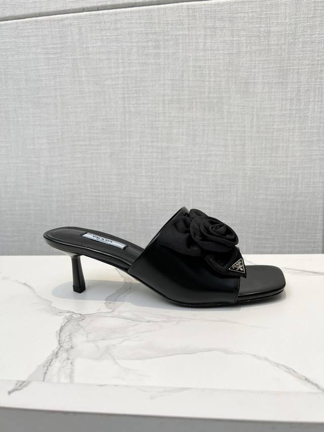 Prada 普拉达 Ss新品 玫瑰花凉拖 小红书各大博主各种秀原版1-1开发玫瑰花三角五金扣，进口开边珠牛皮 原版羊皮内里 意大利原版真皮大底 跟高:5.5Cm