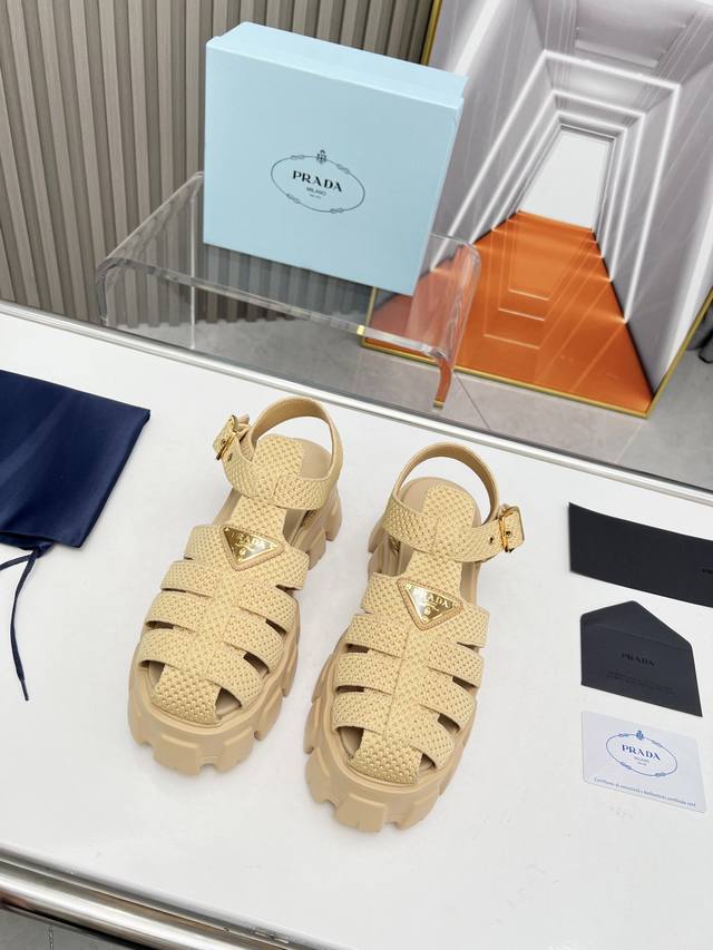 Prada 超火厚底凉鞋 超火爆最新春夏锯齿罗马编织超轻厚底 凉鞋！复古时髦前卫的轮齿 让整双鞋轻便舒适鲜艳色彩满足不同风格时髦人士的多种选择标志性金属三角标搭