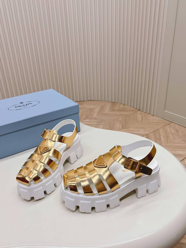出 全色系升级 Prada 普拉达猪笼鞋锯齿罗马编织厚底橡胶凉鞋 复古时髦前卫的轮齿55Mm 厚底鞋底搭配橡胶鞋面，让整双鞋轻便舒适 鲜艳色彩 满足不同风格时髦