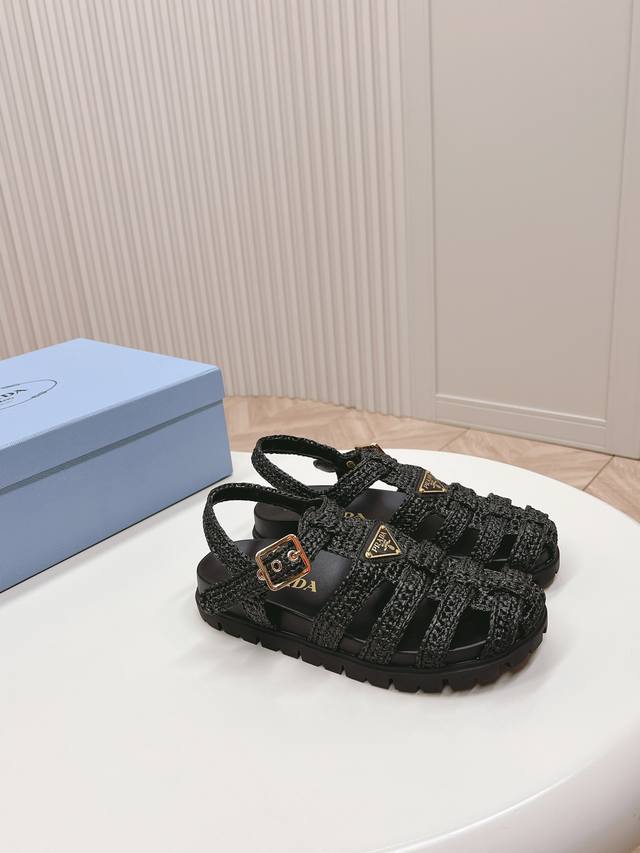 出 最新系列！Prada 普拉达 春夏新款凉鞋系列 经典三角扣猪笼凉鞋 环保编织Pp面料 经典升级 复古舒适度与时髦度并存 圆头设计搭配不同风格需求 鞋面：原版