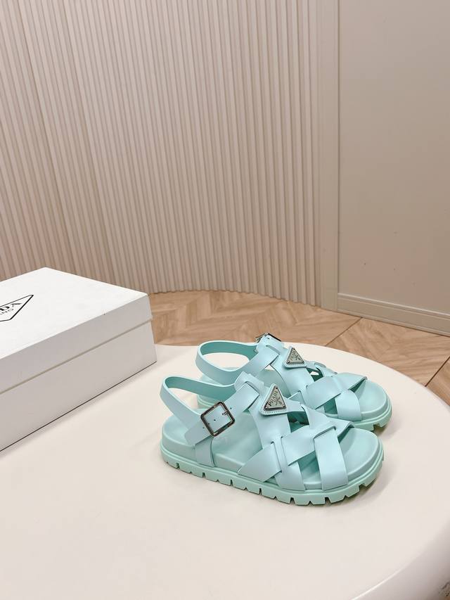 出 最新系列！Prada 普拉达 春夏新款凉鞋 最新走秀系列，经典升级 舒适度与时髦度并存 每个颜色搭配都好看，设计搭配不同风格需求 鞋面：定制面料 内里: 定