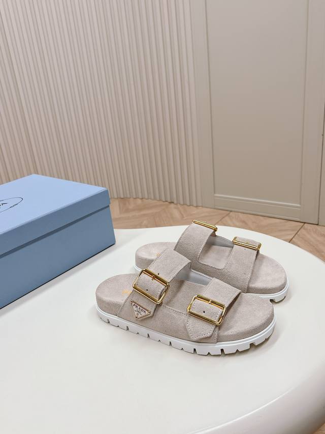 出 最新系列！Prada 普拉达 春夏新款凉鞋 双排扣拖鞋 最新走秀系列 经典升级 舒适度与时髦度并存 每个颜色搭配都好看，设计搭配不同风格需求 鞋面：原版定制